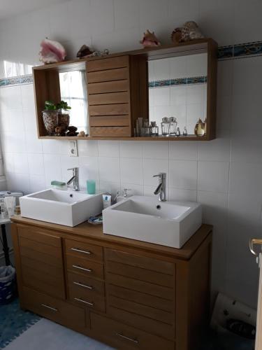 高伊斯瑙Chambre sympa belle propriété的浴室设有木台上的两个盥洗盆