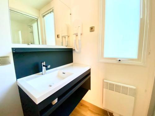 圣马洛See Breizh by Home From Home的一间带水槽和镜子的浴室
