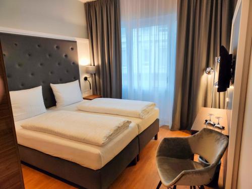 埃尔姆斯霍恩Signature Hotel Skarv的配有一张床和一把椅子的酒店客房