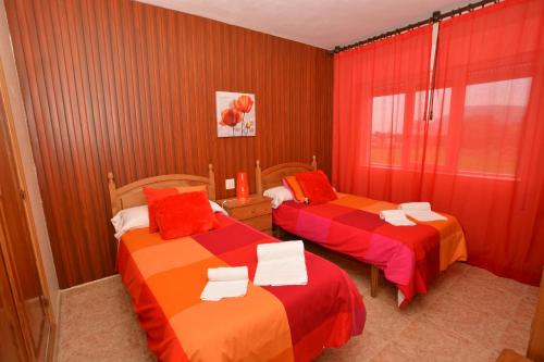 诺哈Villa Cancillo - 6802的红色和橙色客房的两张床