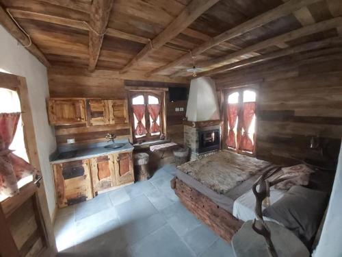 PradlevesChalet MariBru的一间卧室设有床铺、水槽和木墙