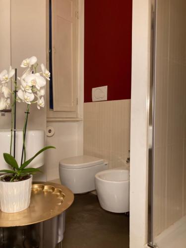 罗马FAIROME Guest House的一间带卫生间和水槽的浴室