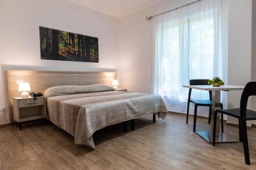 RoselloCasa del Pastore Rosello的一间卧室配有一张床、一张桌子和一张书桌