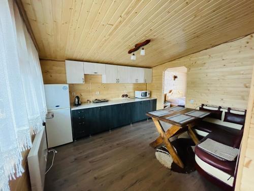 亚列姆切Садиба Едельвейс的一间拥有木制天花板和一张桌子的厨房