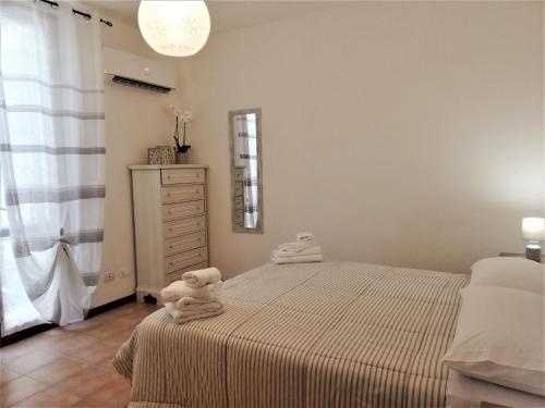 里奥马哲雷Amore Cove Apartment - Riomaggiore - 5 terre的一间卧室配有一张床,上面有两条毛巾