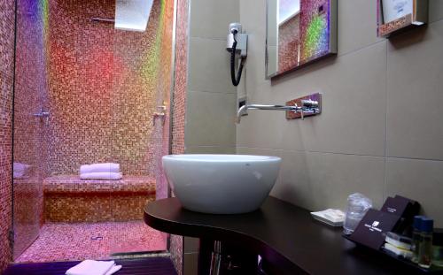 那不勒斯奇玛罗莎酒店的一间带水槽和淋浴的浴室