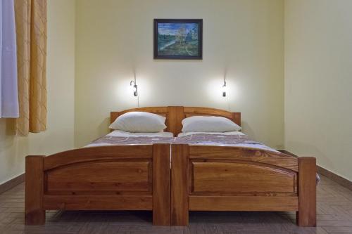 奥克宁卡芭比拉托酒店的一张木床,房间有两个枕头