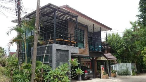 邦涛海滩The Endless Bangtao Residence LOFT 7的一座房子由玻璃窗建造