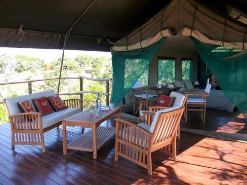 圣路易斯Eco Glamping Portugal Nature Lodge的甲板上配有桌椅的帐篷