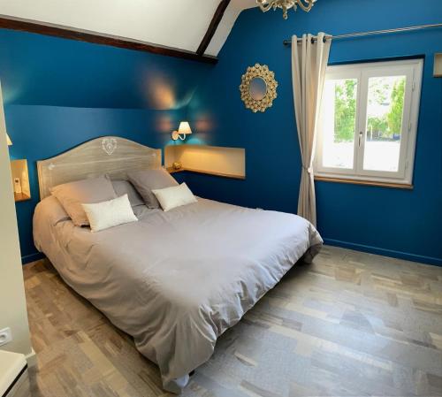 Pocé-sur-CisseLA MAISON DE TRIBOULET Chambres et table d'hôtes -Amboise-的蓝色的卧室设有床和窗户