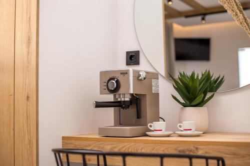 法里拉基cactus suites的两杯咖啡的柜台