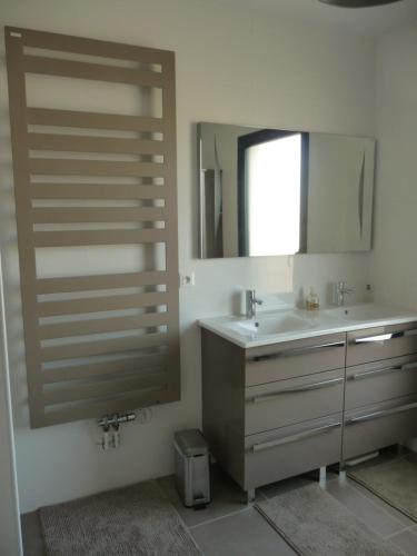 VernouilletChambres d'hôtes dans maison contemporaine的一间带水槽和镜子的浴室