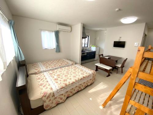 壹岐市Watatsumi no yado - Vacation STAY 44120v的一间卧室配有一张床、一张桌子和一张书桌