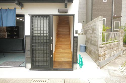 壹岐市Watatsumi no yado - Vacation STAY 44120v的木门,在一座建筑里,有木楼梯