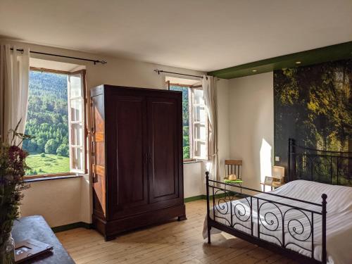 MontaillouLa Caminada Vielha的一间卧室设有一张床和一个大窗户