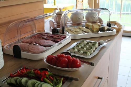 魏森湖玫瑰湖福鲁克斯住宿加早餐旅馆的自助餐,包括柜台上的肉类和蔬菜