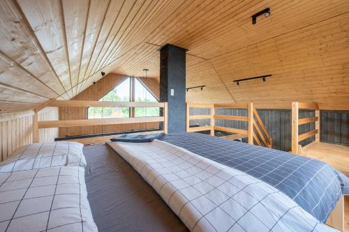 达尔沃沃Siedlisko Rusko的一张位于带木制天花板的客房内的大床