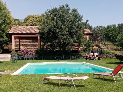 扎费拉纳-埃特内阿la Rocca delle Rose的一个带两把草坪椅和凉亭的游泳池