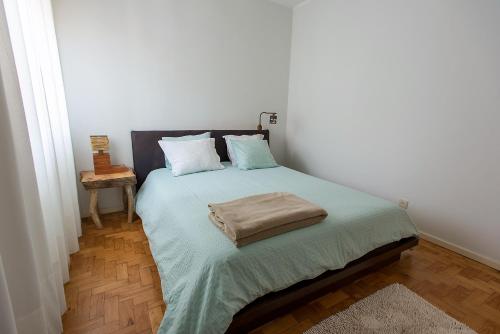 ArcozeloCasa do Remo Praia da Aguda的一间卧室配有一张带枕头的床