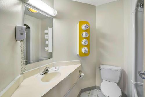 GordonvilleMotel 6-Gordonville, PA - Lancaster PA的一间带水槽、卫生间和镜子的浴室