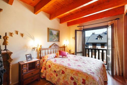 贝纳斯克瓦伊毕耶纳托雷斯度假屋的一间卧室设有一张床和一个阳台