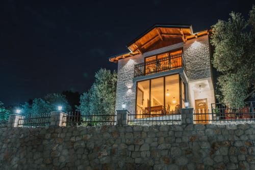 乌尔齐尼Rustic Villas Barlovic的一座晚上有石墙的房子