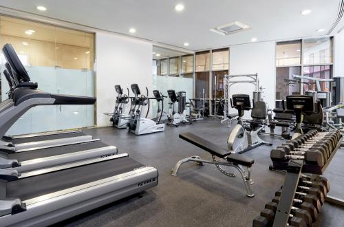 多哈西湾皇冠假日酒店 的健身中心和/或健身设施