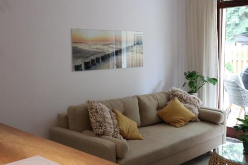 卢克钦Baltic Nature的客厅配有沙发和墙上的绘画