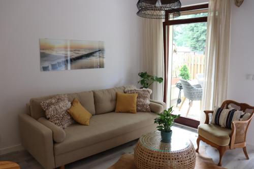 卢克钦Baltic Nature的客厅配有沙发和桌子