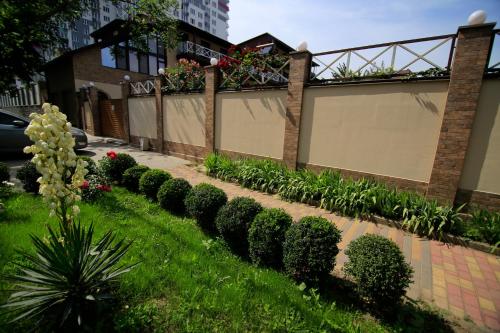 敖德萨Апартаменти Маяк的一座花园,在建筑的一侧种植了植物