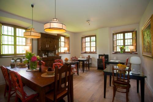 PiloñaCasona de Indias的厨房以及带桌椅的用餐室。