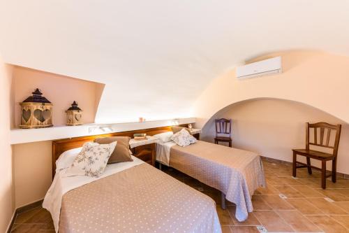 斯卡拉CASA BELLAVISTA Scala Minuta Amalfi Coast的一间设有两张床和一张桌子的房间