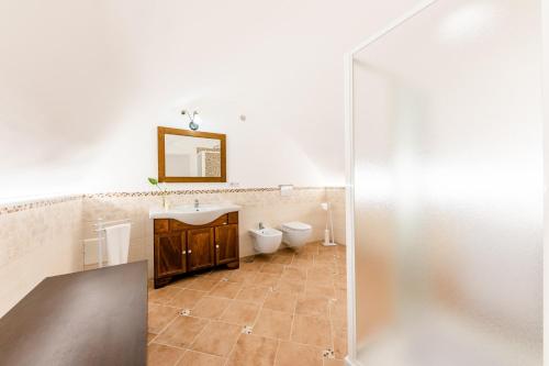 斯卡拉CASA BELLAVISTA Scala Minuta Amalfi Coast的浴室设有2个卫生间、水槽和镜子