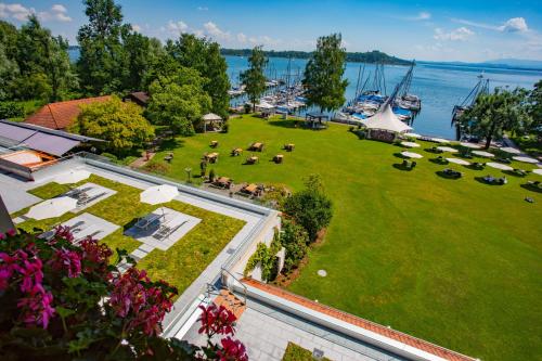 基姆湖畔普林Yachthotel Chiemsee GmbH的享有带码头的大型草地的空中景致