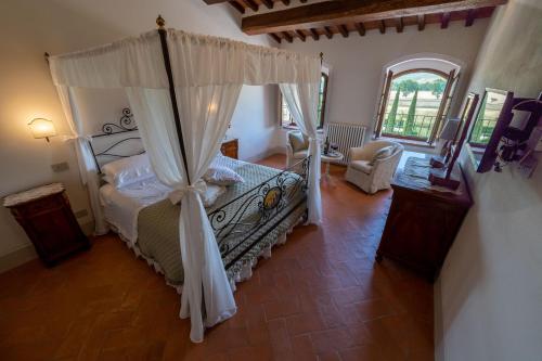 皮恩扎拉格兰西亚迪斯本达勒特农庄堡酒店的一间卧室,卧室内配有一张天蓬床