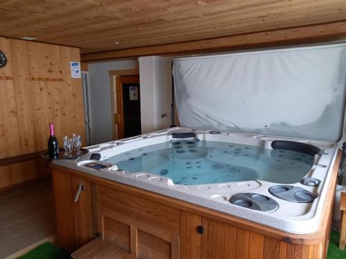 马泰马尔大草原旅馆的木制客房内的大型按摩浴缸