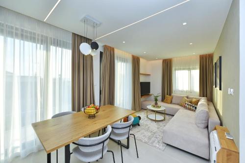 扎达尔Villa Manda Zadar Luxury Apartments的客厅配有桌子和沙发