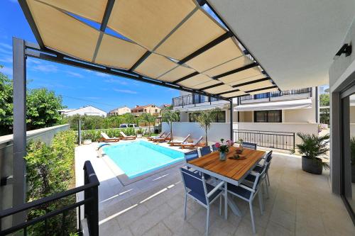 Villa Manda Zadar Luxury Apartments内部或周边的泳池