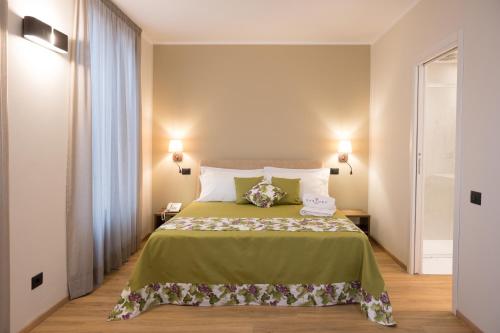 卡迪里翁西塞尔Santoro Country House的一间卧室配有一张带绿床罩的床