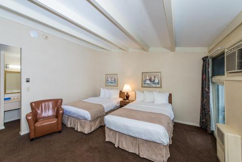 奥格登斯堡Windjammer Lodge的酒店客房,配有两张床和椅子