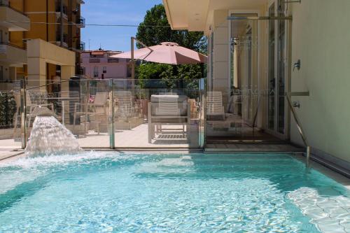 里米尼氛围套房酒店的一座带喷泉的游泳池