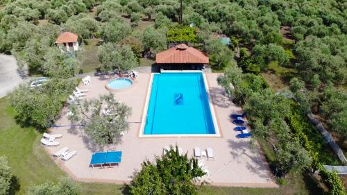 斯卡拉拉乔伊Hotel Coral的享有度假村游泳池的顶部景致