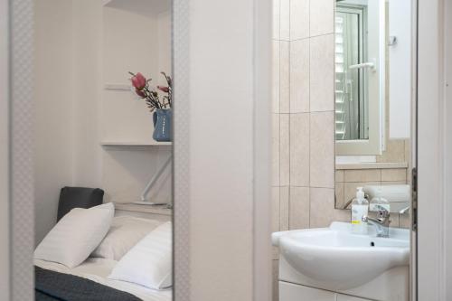 格鲁达Viola rooms的白色的浴室设有水槽和镜子