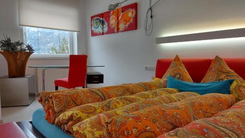 索尔登索尔登皇家公寓酒店的客厅配有红色沙发及枕头