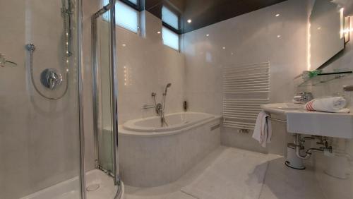索尔登索尔登皇家公寓酒店的带淋浴、浴缸和盥洗盆的浴室