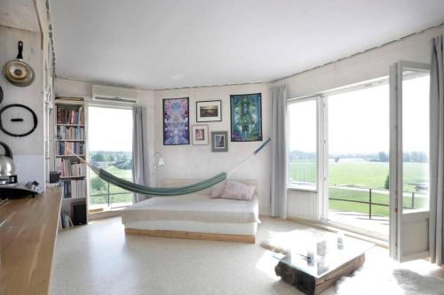 KullamaaKullapesa的带窗户的客房内设有带吊床的客厅