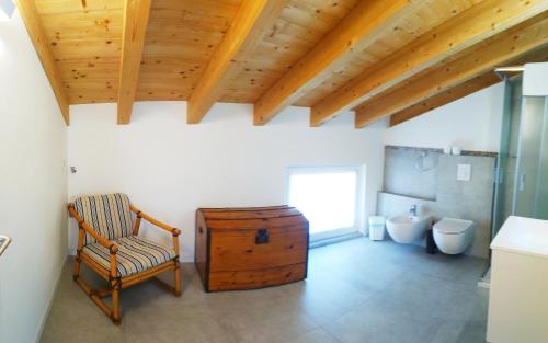 莱科sweet homes的一间带椅子和木制天花板的浴室