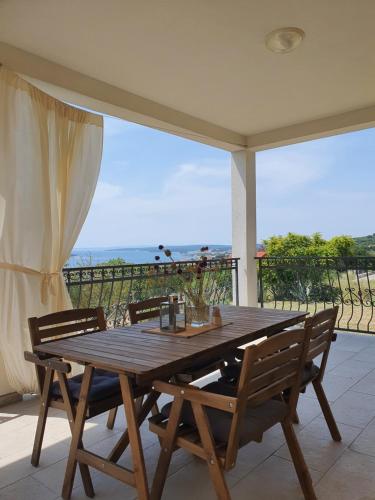 拉布Villa Malena的美景庭院里的木桌和椅子
