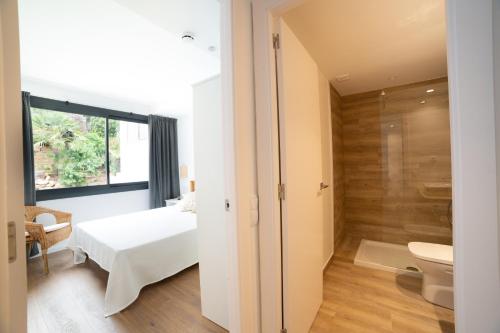 卡德斯伊斯拉克Apartaments Voralmar的一间带床和卫生间的浴室