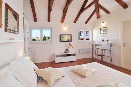 斯普利特魅力公寓的卧室配有白色的床和桌子